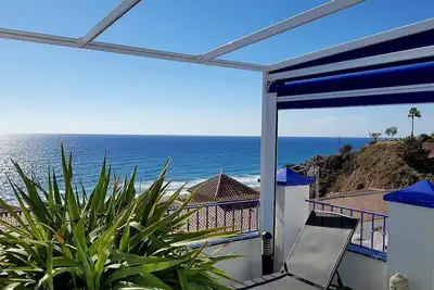 Image de Bel appartement avec grande terrasse -vue mer- dans résidence avec piscine