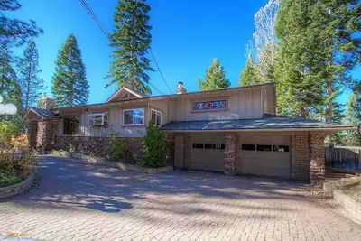 Image de Grande maison avec table de billard, bain à remous, barbecue, cour clôturée, foyer (Nvh1257)
