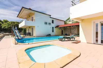 Beau studio à Labin avec WiFi