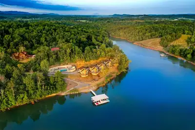 Image de Villa de luxe 7 chambres au bord du lac! Peut accueillir jusqu'à 18 personnes et près des Smokies!
