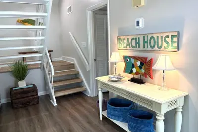 Image de Spinnaker Beach House populaire! Proche de la plage! Animaux acceptés!