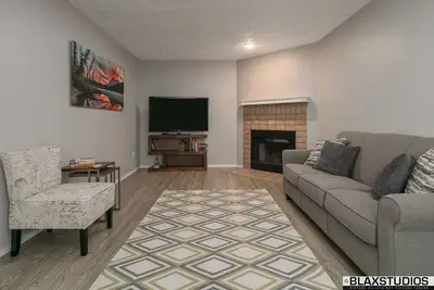 Image de Mountain Views! Unité paisible et facile d'achat près des magasins et des commodités