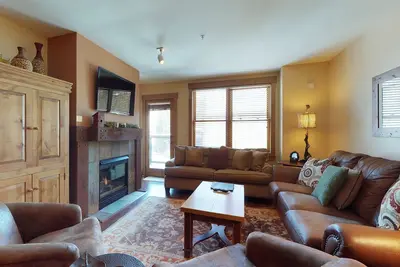 Image de Nouvelle Liste! Condo avec piscine commune, sauna et bain à remous - marche de la télécabine