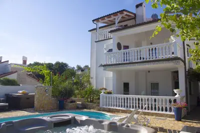 Image de Villa Olga Apartment D. à 125 mètres de la mer avec piscine et jacuzzi