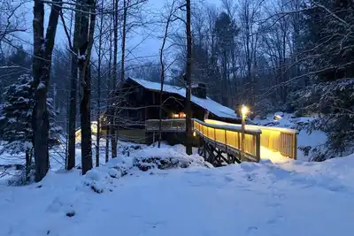 Image de Chalet Quintessential Vermont - 4 foyers, bain à remous et foyer