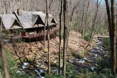 Image de Luxury Lodge Over Rushing Creek - Sentiers de randonnée privés - Fosse de feu - Au bord d'un ruisseau