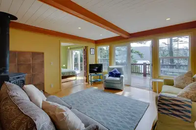 Image de Ski-in / ski-out de cette maison pour les chiens w / une terrasse, un foyer, et des vues saines