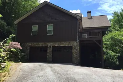 Image de Nouvelle maison de grande montagne construite dans un club fermé avec un nouveau grand bain à remous extérieur