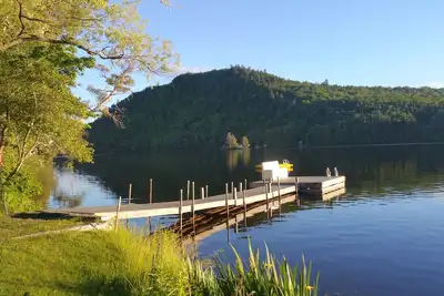 Image de Grande maison unique au bord du lac avec un nouveau bain à remous, une table de billard,