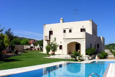 Image de Villa luxueuse avec un grand jardin et une piscine privée dans un cadre préservé