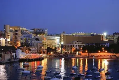 Image de Vie nocturne mais quartier calme, grande maison moderne, vue sur la baie, jardin, barbecue, parking