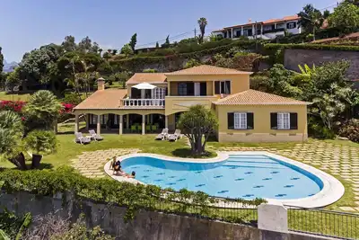 Image de Villa Eucalyptus, piscine et vue sur la mer.
