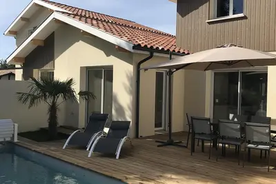Image de Maison ensoleillée avec piscine chauffée proche plage et commerces