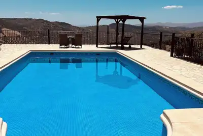 Image de Cottage privé à flanc de colline avec grande piscine privée, climatisation et vues spectaculaires.