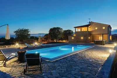 Image de Superbe maison Ă Danilo avec jacuzzi