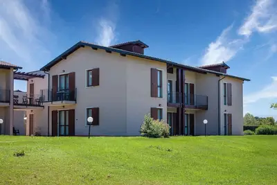 Image de Appartement de vacances avec piscine extérieure et de divertissement pour enfants dans une grande résidence