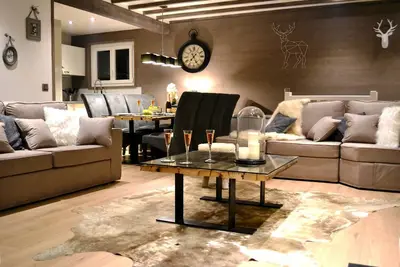 Image de Luxueux chalet calme idéalement situé à -10mn à pied/ pistes ski alpin Classé 4*