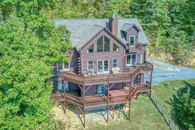 Image de Appalachian View- Cabane en rondins de 3 chambres offrant une vue imprenable sur la montagne. Jacuzzi, WiFi, Animaux domestiques acceptés