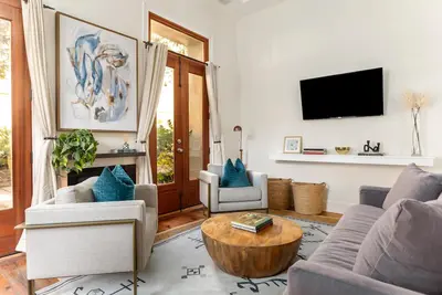 Image de Pied-à-terre de luxe dans le quartier français de Charleston, Pet Friendly & Wifi Gratuit!