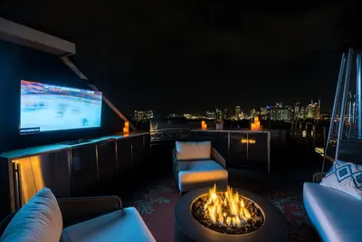Image de Superbe salon sur le toit avec vue panoramique sur le centre-ville (maison 3br / 4ba)