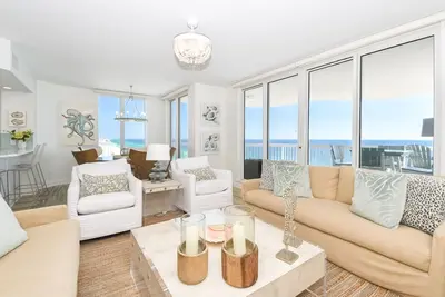 Image de Unité de fin de plage de quatre chambres avec balcon extra-large!