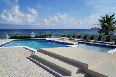 Image de Détendez-vous dans un style décontracté Cayman. Confort moderne dans un cadre calme en bord de mer.