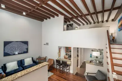 Image de Loft contemporain d'une chambre dans le centre-ville historique de Charleston + parking gratuit!