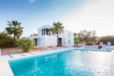 Image de Villa moderne avec piscine près d'Ibiza.