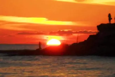 Image de maison avec terrasse donnant sur la mer à 40 mètres de la plage