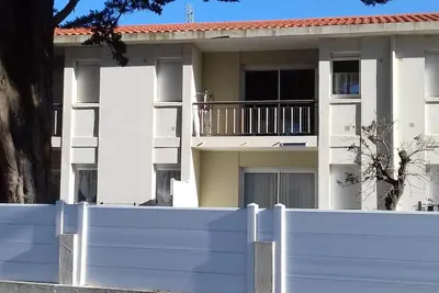 Image de Studio lumineux à l'orée de la forêt et à 5 minutes  de la plage