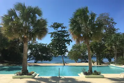 Image de Belle maison moderne avec vue sur la mer des Caraïbes et à quelques pas de la plage