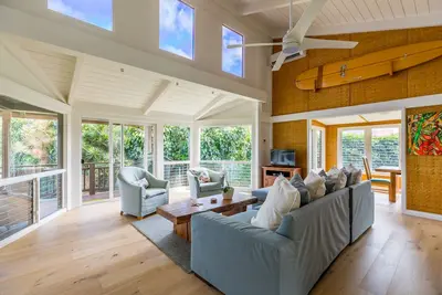 Image de Nouvelle Liste! Belle maison w / lanai, emplacement central et accès facile à la plage!