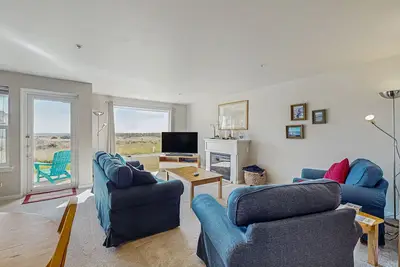 Image de Condo au bord de l'eau avec vue sur l'océan, piscine et bain à remous partagés, WiFi gratuit!