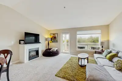 Image de Condo w / piscine partagée et bain à remous, WiFi gratuit, et vue sur l'océan / phare - les chiens ok!