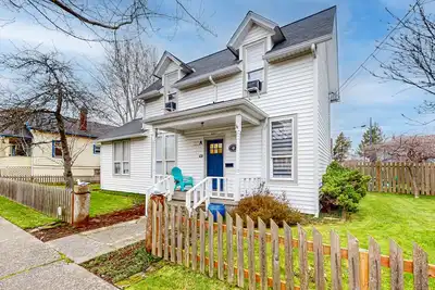 Image de Charmante maison au centre-ville près des restaurants et du parc, chargeur de véhicule électrique!