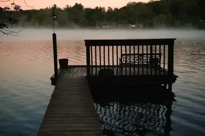 Image de Lakefront Cottage sur Quiet Lake, quai privé, plage privée, utilisation du bateau