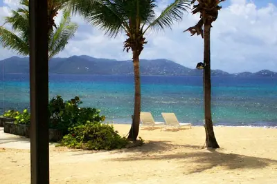 Image de Meilleure Valeur! Nouvellement rénové, plage à 10 'de la porte arrière, l'accès de l'eau 50' loin