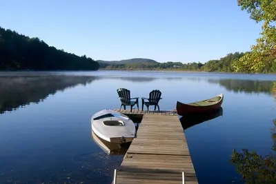 Image de Charmant chalet au bord du lac; Bateau, baignade, poisson, randonnée, vélo, golf, vues majestueuses