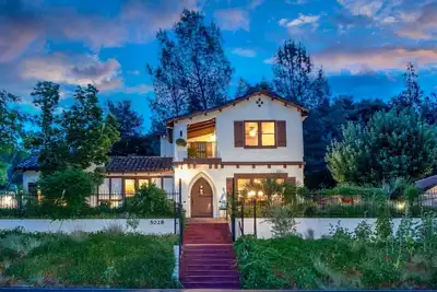 Image de Villa Premier Town dans la région de Yosemite avec bain à remous, patios et terrain de sport