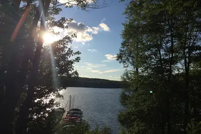 Image de Chez soi loin de chez soi. 4 chambres, 3 salles de bain, maison spacieuse avec quai pour votre bateau.