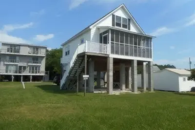 Image de Superbes vues sur l'eau dans un endroit calme pour animaux de compagnie, grande cour.