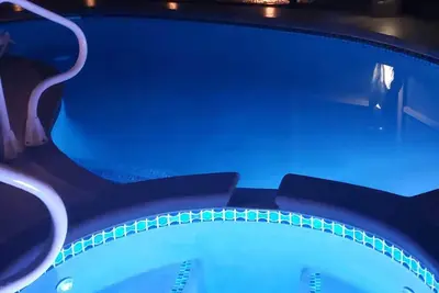 Image de Piscine-bain à remous-confidentialité. Sortez de l'hiver Froid!