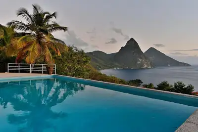Image de Villa avec vue imprenable - Chef, Services de femme de ménage.