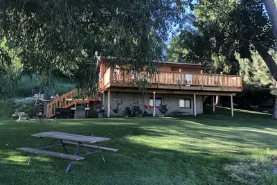 Image de Une magnifique cabine isolée de 2 étages, une terrasse, un foyer, un étang bien approvisionné pour la pêche.