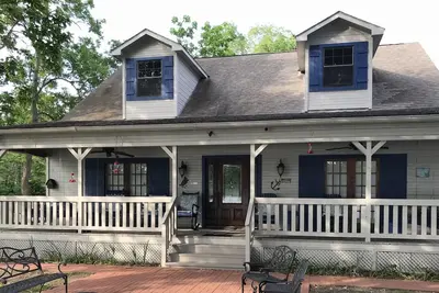 Image de Une vue imprenable sur la rivière Atchafalaya depuis le porche, situé sur 2 acres.