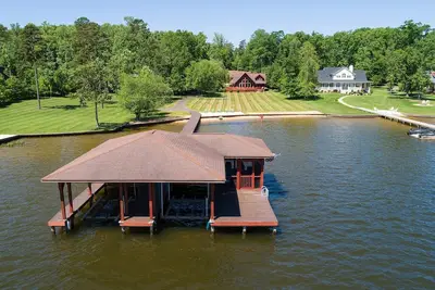 Image de Front de mer, chiens bienvenus, Sandy Beach et lac Bottom, large vue sur l'eau