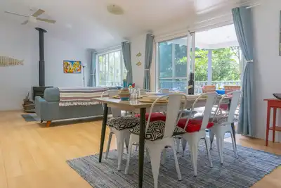 Image de Cast-Away Beach House 1 min de la plage. Immense terrasse privée, Convient aux familles et aux chiens