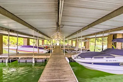 Image de Nouveau! Cabine avec quai et bateau sur le lac Greers Ferry