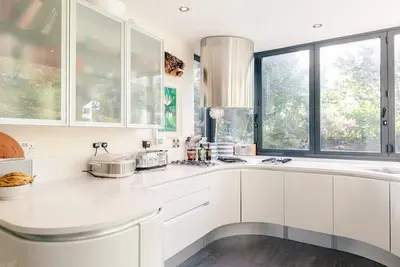 Image de Maison spectaculaire avec jardin paysager et peintures à l'huile sur chaque mur