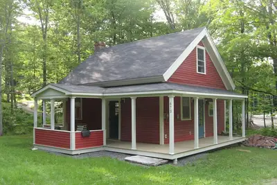 Image de Charme entièrement rénové avec une chambre-Schoolhouse sur 22+ d'acres